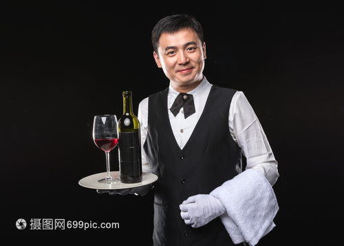 男服務(wù)生的紅酒服務(wù) 餐飲服務(wù)中的精致體驗(yàn)